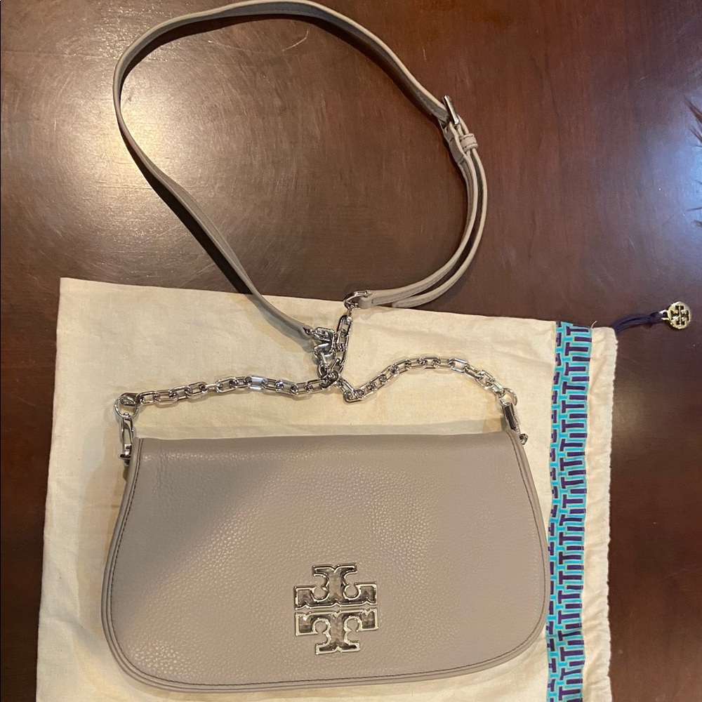 Gorgeous EUC Tory Burch light gray leather bag w/silver hardware.